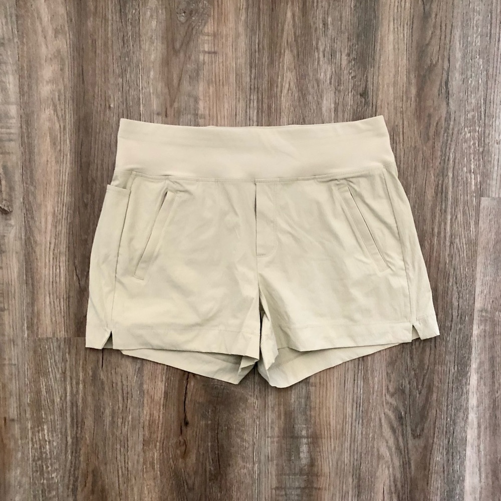 NWT Athleta Trekkie North Short Ecru